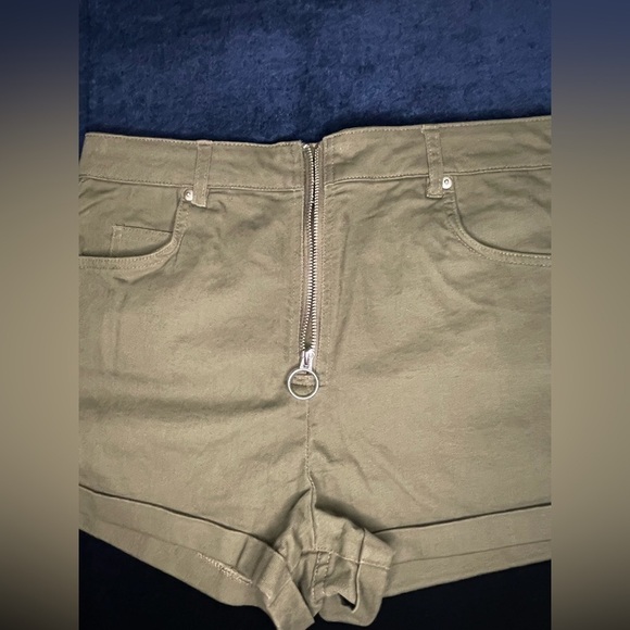 Shorts Zip Front Olive Green Shorts by Forever 21 O Ring Zip front Shorts 🆕 - Picture 5 of 6